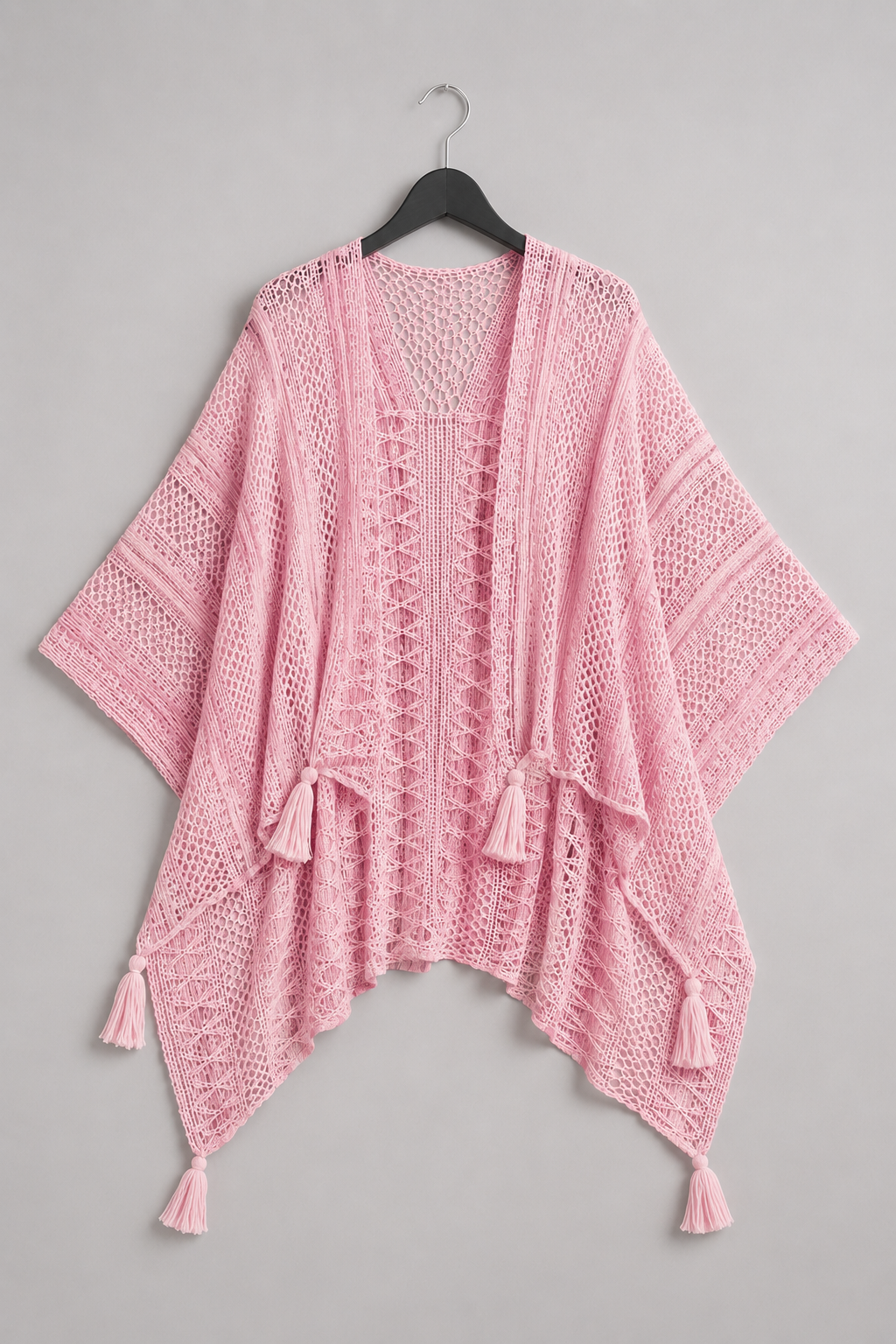 Roséfarbenes Häkel-Cape mit Quasten
