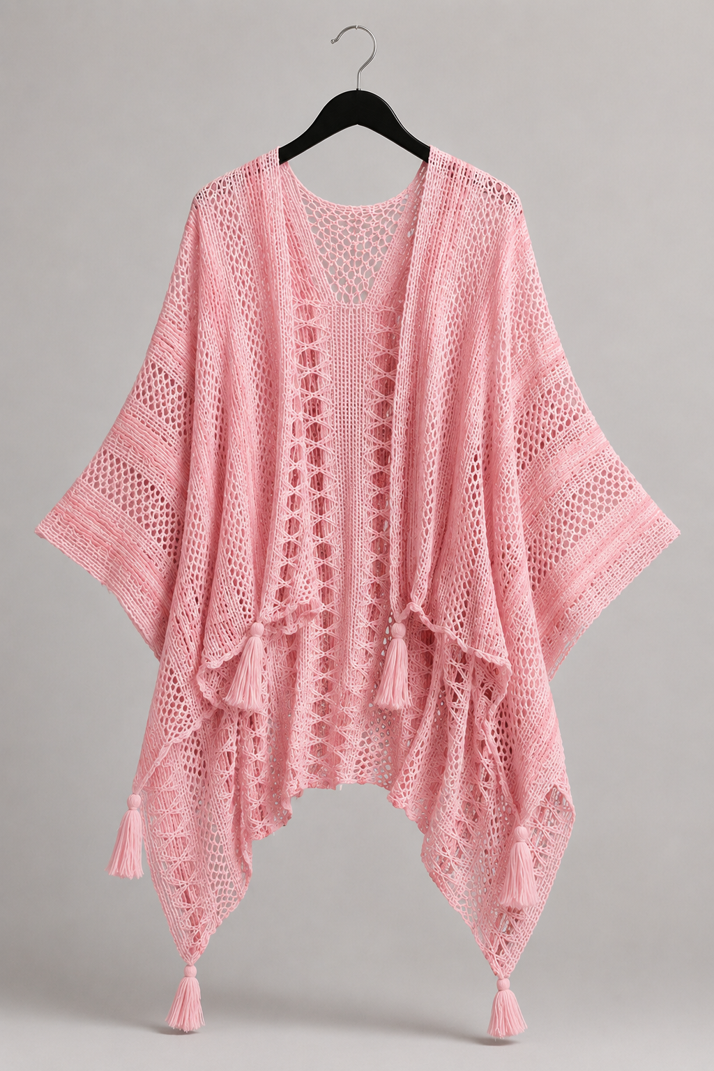 Roséfarbenes Häkel-Cape mit Quasten